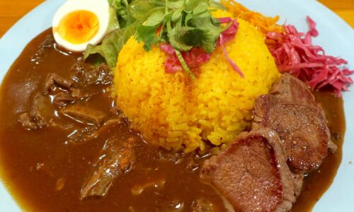 那覇「カジュアルジビエ酒場 イノシカブーム」で蝦夷鹿のもも肉入りジビエ肉のスパイスカレー 大盛り