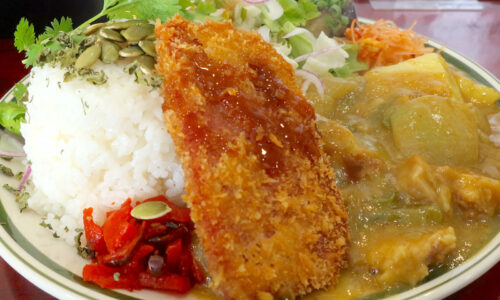 那覇「タマニカレー」でポークカツ付なつかしい黄色いカレー