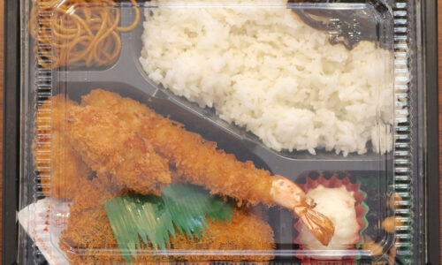 那覇・安謝「粋な魚屋 丸竜鮮魚店」で揚げたてのカキフライ＆エビフライが入ったMIXフライ弁当
