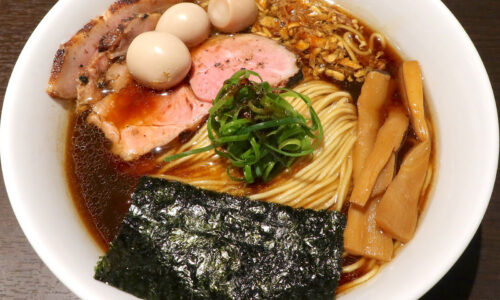 那覇・若狭「麺狂浪人 卍」でまろやかな醤油味が美味しい中華蕎麦＋レアチャーシュー