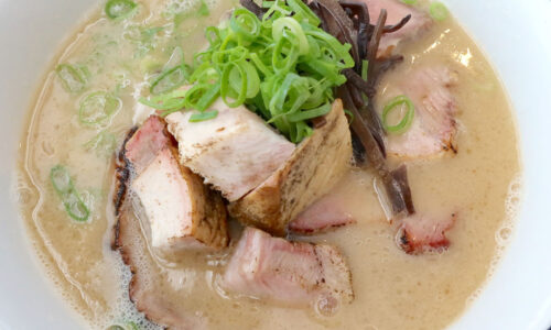 那覇「虎 kitchen（タイガーキッチン）」のあぐーSP濃厚豚骨らーめんであぐー豚をたっぷりと！
