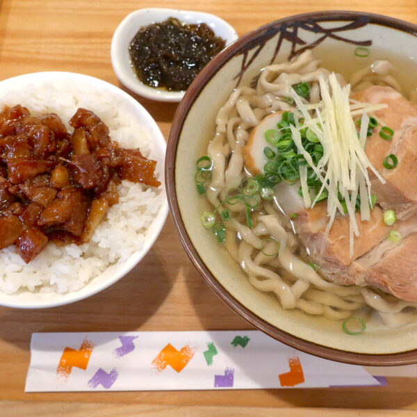 沖縄そば（800円）＆油みそごはん（200円）