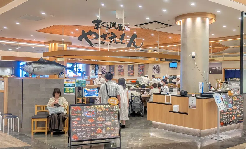 リニューアルした「まぐろ問屋 やざえもん サンエー浦添西海岸パルコシティ店」でお寿司を少々