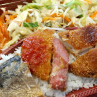 那覇のローカルな居酒屋「二号線」がランチタイムに販売している550円弁当