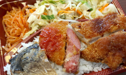 那覇のローカルな居酒屋「二号線」がランチタイムに販売している550円弁当