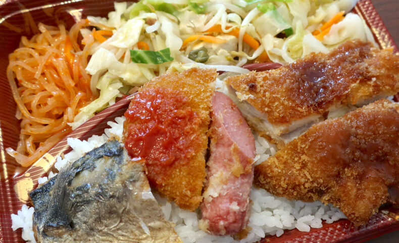 那覇のローカルな居酒屋「二号線」がランチタイムに販売している550円弁当