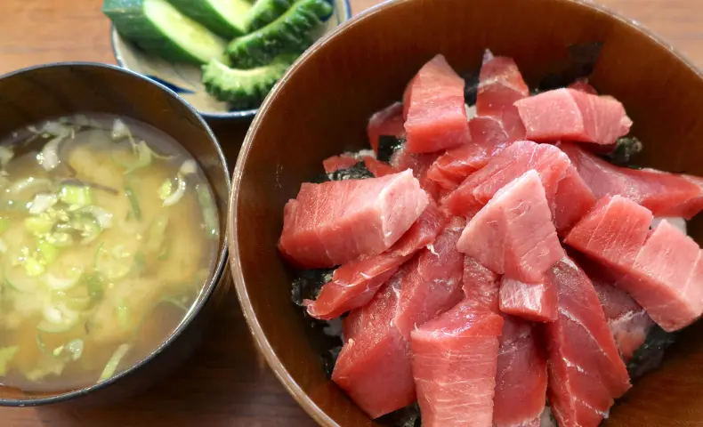 今年も来ました沖縄近海の生本鮪！ 天然生本マグロの赤身と中トロを使って自家製・鉄火丼