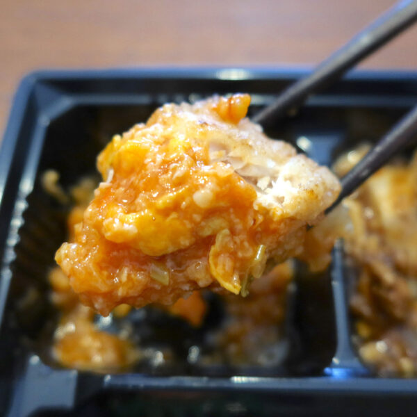鶏のから揚げにチリをのせて