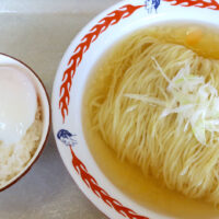宜野湾「麻婆食堂 福笑い」で白のキラメキ−鰆の冷やがけ麺 先行細麺＋アカモク温玉ごはん