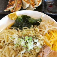 「東江そば」のいつでも食べられる冷やし中華そば＆自家製餃子
