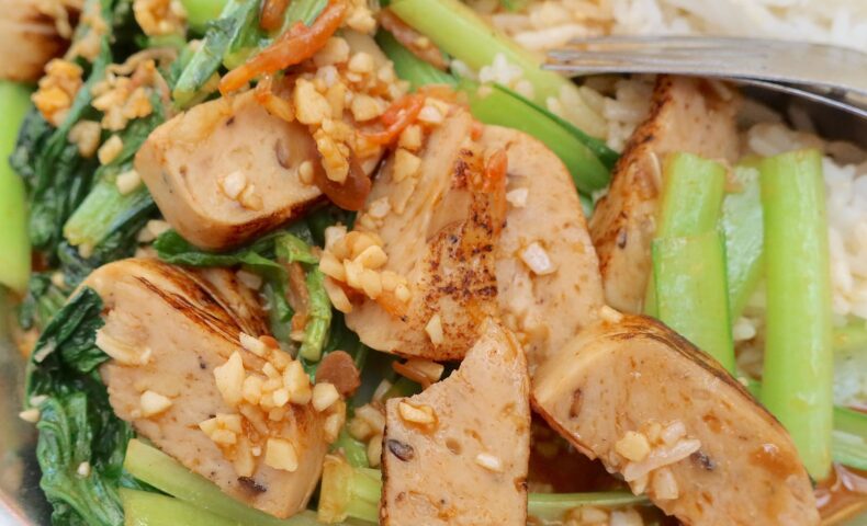 那覇・牧志「パーラー カオソーイ」で食堂式青菜強火炒めぶっかけ飯