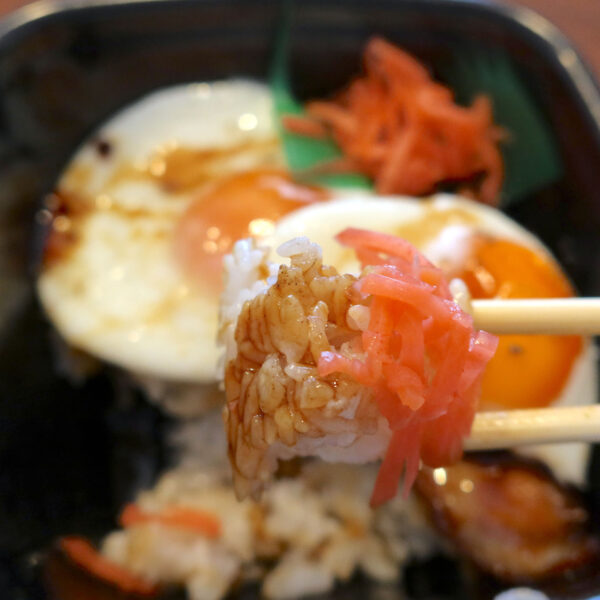 タレの味に紅生姜のアクセント