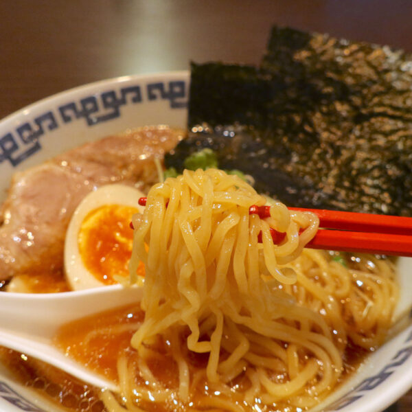 細縮れ麺にスタンダードなスープ