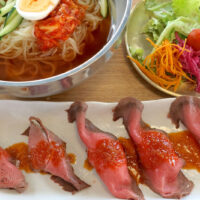 那覇「カジュアルジビエ酒場 イノシカブーム」で夏の限定ランチ・蝦夷鹿肉のロースト寿司＆盛岡冷麺セット