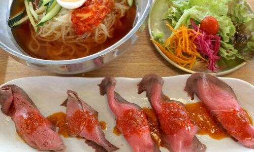 那覇「カジュアルジビエ酒場 イノシカブーム」で夏の限定ランチ・蝦夷鹿肉のロースト寿司＆盛岡冷麺セット