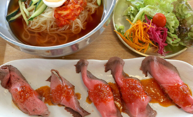 那覇「カジュアルジビエ酒場 イノシカブーム」で夏の限定ランチ・蝦夷鹿肉のロースト寿司＆盛岡冷麺セット