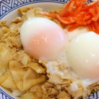 「吉野家」で吉野家煮豚玉子飯ならぬ、豚丼頭大盛半熟玉子二倍