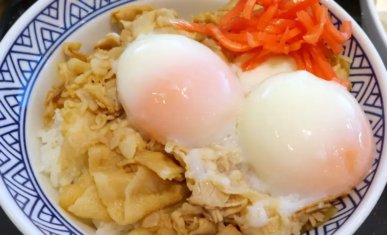 「吉野家」で吉野家煮豚玉子飯ならぬ、豚丼頭大盛半熟玉子二倍