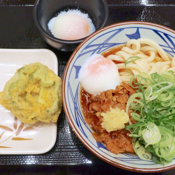肉玉ぶっかけうどん（840円）＋温泉たまご（110円）＋具志頭ピーマン（140円）