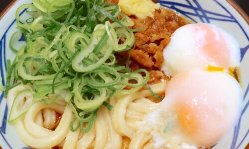 丸亀製麺で今治焼豚玉子飯トリビュートうどん！ 肉玉ぶっかけ温泉たまごダブル