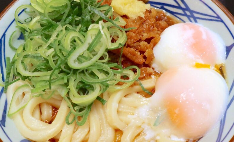 丸亀製麺で今治焼豚玉子飯トリビュートうどん！ 肉玉ぶっかけ温泉たまごダブル