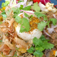 那覇「タマニカレー」であさりとマグロ脳天カレー＆牛スジのグライカレーの２種盛りカレー
