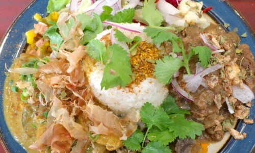 那覇「タマニカレー」であさりとマグロ脳天カレー＆牛スジのグライカレーの２種盛りカレー