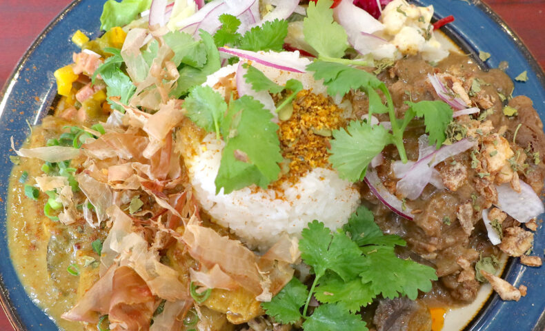 那覇「タマニカレー」であさりとマグロ脳天カレー＆牛スジのグライカレーの２種盛りカレー
