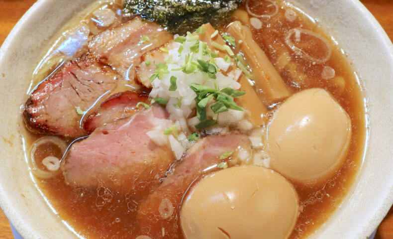 読谷のラーメン屋さん「まるつストア」で特製手揉み中華 醤油＋くずれ味玉