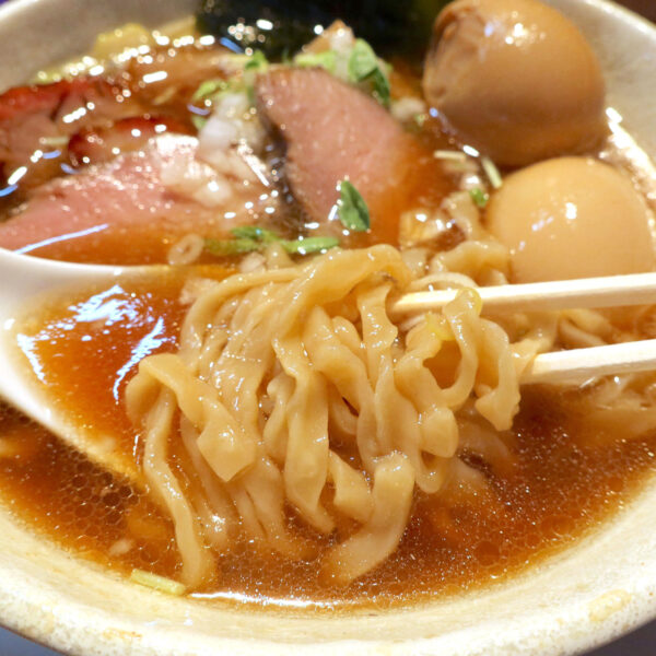 太縮れ麺と程よい醤油味のスープ