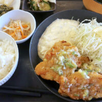 那覇の居酒屋「手羽八 MUGEN OKINAWA」でボリューム満点のネギ塩檸檬チキン定食