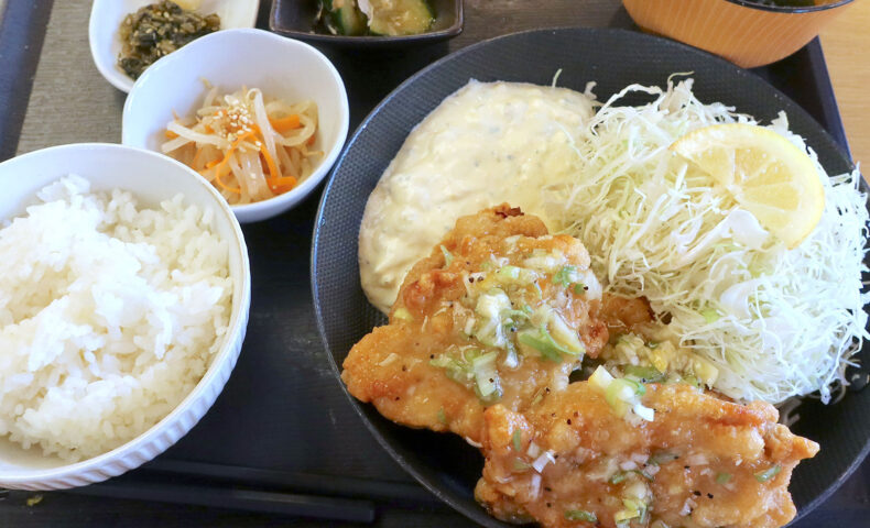 那覇の居酒屋「手羽八 MUGEN OKINAWA」でボリューム満点のネギ塩檸檬チキン定食