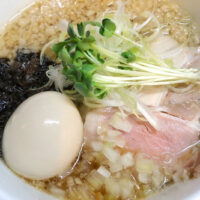 那覇・真嘉比「ラーメン 志のわ」で味玉のせ背脂醤油ラーメン大盛り