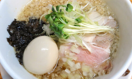 那覇・真嘉比「ラーメン 志のわ」で味玉のせ背脂醤油ラーメン大盛り