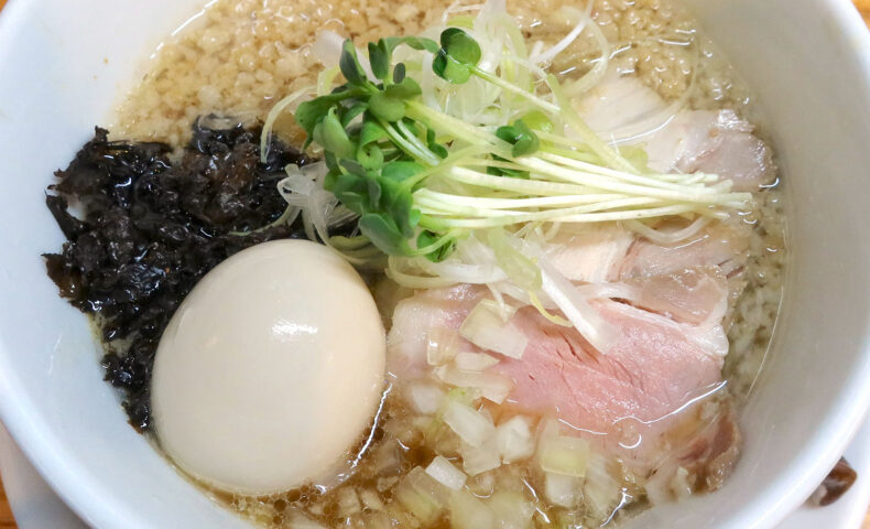 那覇・真嘉比「ラーメン 志のわ」で味玉のせ背脂醤油ラーメン大盛り