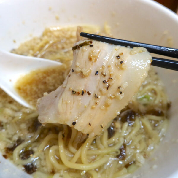 バラ肉チャーシューにはブラックペッパー