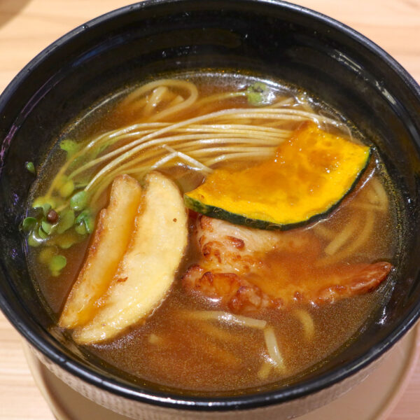 スパイス香るスープカレーラーメン（450円）