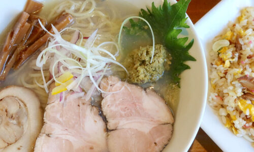 沖縄市「麺と飯 ソウハチヤ」で限定・貝出汁冷やしラーメン＆半チャーハン