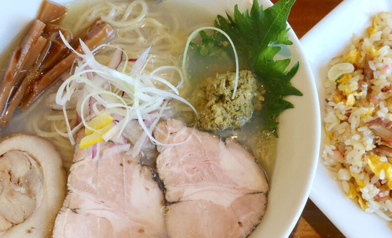 沖縄市「麺と飯 ソウハチヤ」で限定・貝出汁冷やしラーメン＆半チャーハン
