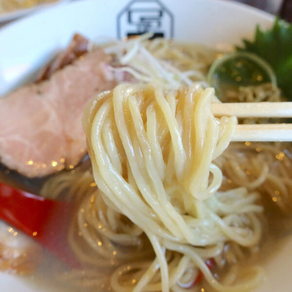 つるりとまとまる細麺