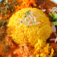 那覇・安里「ヤマナカリー別邸」でまろやかチキンカレー＆県産麦酒と黒糖でじっくり煮込んだ柔らかポークカレー