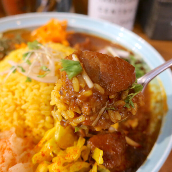 県産麦酒と黒糖でじっくり煮込んだ柔らかポークカレー