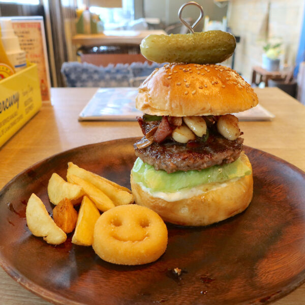ガーリックベーコンバーガー（1,400円）＋ピクルス（100円）
