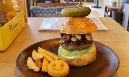 ニンニクが主役のハンバーガー！ 那覇「FLIP-FLOP」のガーリックベーコンバーガーがうまい！