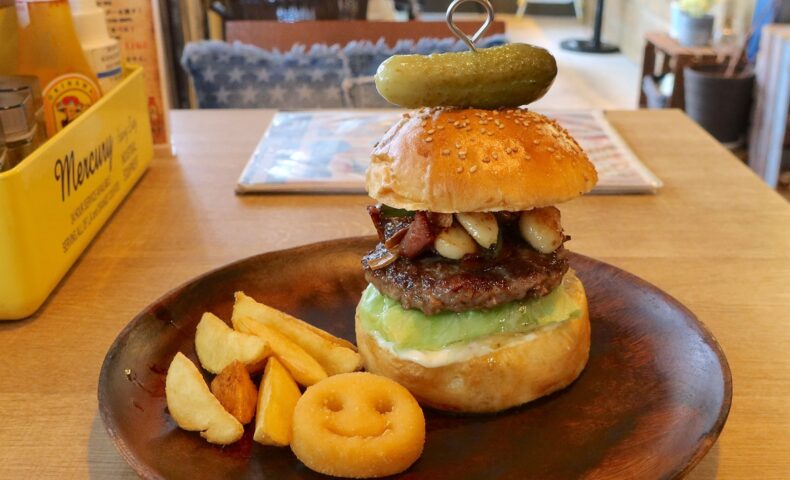 ニンニクが主役のハンバーガー！ 那覇「FLIP-FLOP」のガーリックベーコンバーガーがうまい！