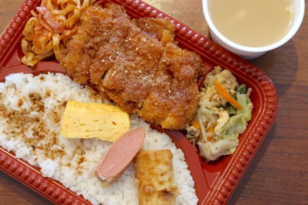 那覇・銘苅「味処 上屋吹（イーヤーフキ）」で550円のチキンカツ弁当 ミニ沖縄そば付