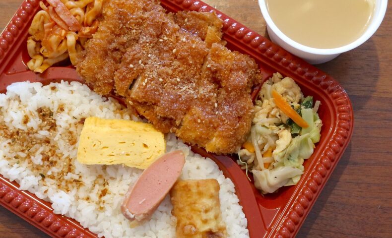那覇・銘苅「味処 上屋吹（イーヤーフキ）」で550円のチキンカツ弁当 ミニ沖縄そば付