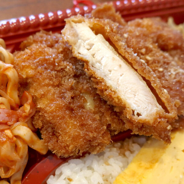 ソースが染み込んだチキンカツ