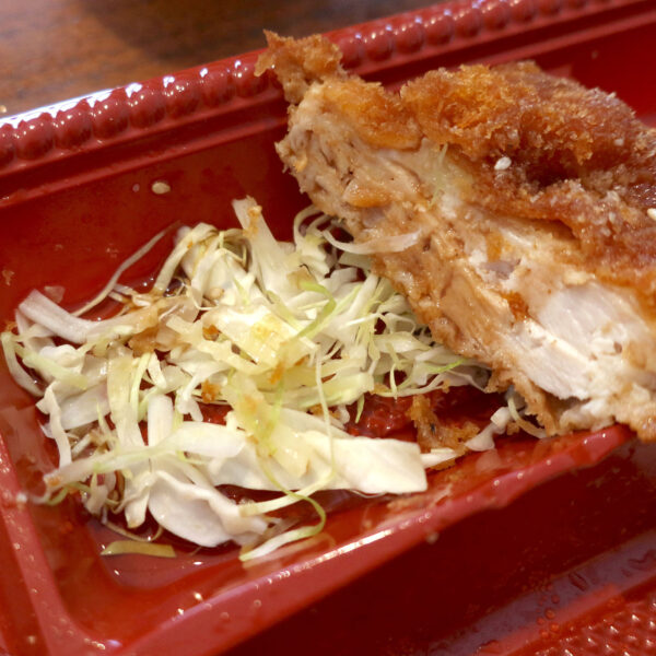 チキンの下にはキャベツ