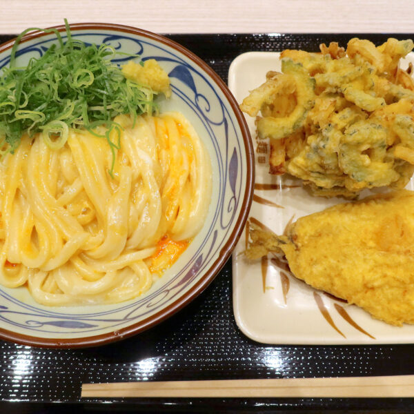 釜玉うどん 大（710円）＆ゴーヤーかき揚げ（220円）＆アジ天（170円）
